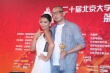 管虎获大影节最佳导演 后台携妻子梁静开心受访
