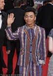 王寶強彩條西裝亮相戛納紅毯 牽手趙濤彰顯紳士