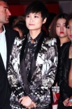 李宇春助阵电影频道中国之夜 花色西服帅气逼人