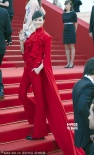 李宇春霸氣紅袍亮相驚艷全場 影帝布洛迪吻女友