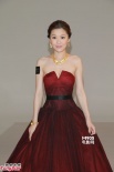 周麗淇抹胸長(zhǎng)裙露香肩 望覓真命天子不排除閃婚