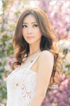 柳岩初夏花海写真笑容甜美 镂空白裙小露事业线