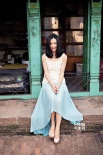 江一燕尼泊尔写真恬静淡雅 穿民族服饰显森女范