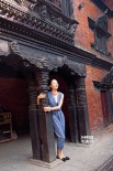 江一燕尼泊尔写真恬静淡雅 穿民族服饰显森女范
