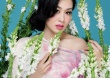 钟丽缇纵身花海大笑迷人 身穿低胸连衣裤露香肩