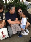 张柏芝带两子过六一引围观 路人争相合影人气高