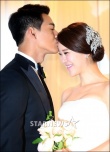 鄭錫元、白智英結(jié)婚擁吻 9歲差姐弟戀終成正果