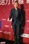 邓超筹备导演处女作 金莎露裸背PK钟丽缇S身姿