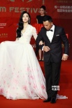 景甜白色礼服半露诱人美胸 牵手甄子丹惊艳亮相