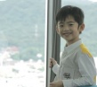 张柏芝两子再曝清晰照 小Q咧嘴憨笑Lucas酒窝甜