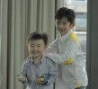 张柏芝两子再曝清晰照 小Q咧嘴憨笑Lucas酒窝甜