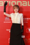 导演黄真真白衣黑裙潇洒登红毯 心情灿烂展微笑