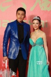 彭丹超低胸礼服险走光露乳 牵手胡兵同亮相红毯
