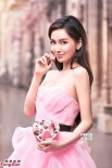 杨颖化身夏日精灵甜美动人 与异国男生亲密拥抱