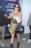 宋慧乔素颜抵港现场混乱 遇事故花容失色显尴尬