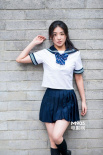 張含韻清純?cè)煨团碾s志封面 再穿可愛(ài)校服致青春