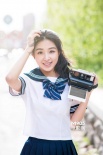 张含韵清纯造型拍杂志封面 再穿可爱校服致青春