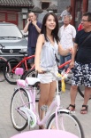高圓圓短褲騎單車(chē)清純依舊 重游北京胡同憶青春