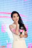 李冰冰身穿緊身裙性感撈金 手貼面賣萌心情靚
