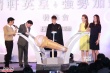 謝霆鋒拒談戀周迅?jìng)髀劮Q單身 容祖兒吻賀張敬軒