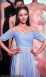 佟丽娅优雅亮相大秀乳沟 频谈陈思成主办方不满