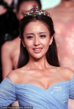佟丽娅优雅亮相大秀乳沟 频谈陈思成主办方不满