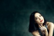 張歆藝登雜志封面 秀美背露事業(yè)線綻放性感之美