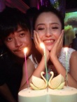 佟麗婭生日會現(xiàn)場大曝光 與陳思誠恩愛對嘴激吻