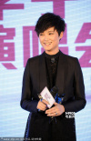 李宇春穿酷劲黑衣大秀小蛮腰 露笑容惊现双下巴