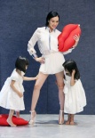 钟丽缇携女儿拍写真献红唇热吻 女神展纤长细腿