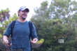 姜文一身休闲装抵威尼斯 与记者玩对拍以示不满