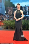 米婭黑色露背長裙迷人亮相 參賽片《蹤跡》首映