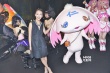 周冬雨赴约村上隆 完美演绎甜美版“六心公主”