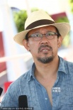 姜文接受采访聊《一步之遥》 浅淡小酌心情靓