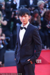 《水印街》男星吕聿来亮相 自信眼神秒杀女粉丝