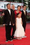 《郊游》主創(chuàng)集體亮相 臺(tái)灣導(dǎo)演蔡明亮喜笑顏開(kāi)