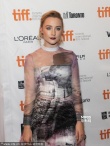 《我將如何生存》首映 西爾莎·羅南透視裙搶眼