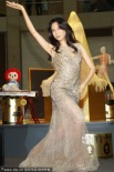 莫文蔚20周年展与老公热吻 透视裙秀美背露玉腿