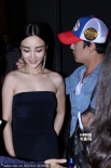 李小璐黑裙裹身秀性感顯冷艷 與助理熱聊避鏡頭