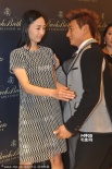 吴奇隆穿潮装亮相捞金 与白百合着装默契似情侣