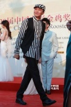 吳剛斑馬紋裝扮立體感極強 亮相紅毯大方頻招手