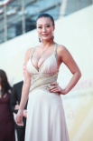 王李丹妮豪乳禮服險(xiǎn)撐不住 大露背裝淡定走紅毯
