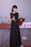 王珞丹捧金雞獎杯亮相后臺 羞澀甜笑滿面緋紅