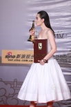 新科影后宋佳霸氣亮相后臺(tái) 與“金雞”親昵互動(dòng)