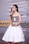 新科影后宋佳霸氣亮相后臺(tái) 與“金雞”親昵互動(dòng)