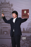 刘震云两颊绯红亮相后台 高举奖杯“要保持”
