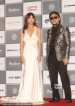 女星李泰林亮相釜山红毯 白丝绸深V长裙出挑