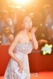 女星金敏貞半透長(zhǎng)裙亮相紅毯 酥胸半露不忘俏皮