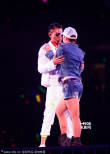 刘德华开唱露腹肌摸女舞伴大腿 称妻子未怀二胎