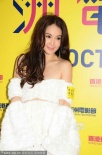 张家辉拍戏古天乐送烟酒 温碧霞低胸裙俯身露乳